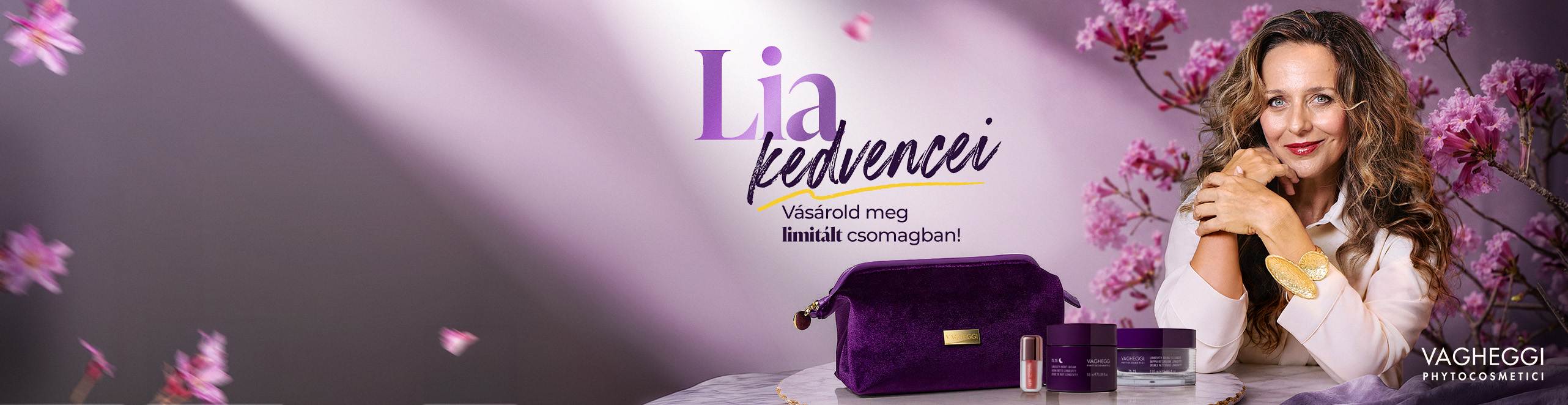 Sötét lila háttéren Pokorny Lia látható az új efficacy booster, intenzív arcápoló kit és aranyszínű csomagolásban található arcápoló Vagheggi 75.25 olajjal.